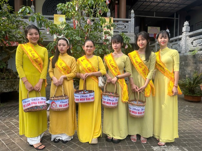 Các bạn trẻ chuẩn bị đưa hoa hồng Vu lan xuống phố