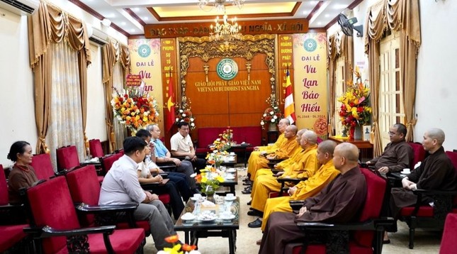 Chư tôn đức lãnh đạo GHPGVN tiếp đoàn Bộ Công an chúc mừng GHPGVN nhân mùa Vu lan