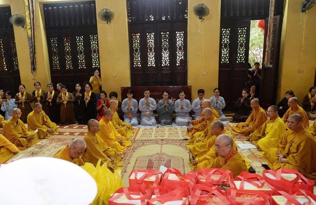 Đạo tràng Phật tử dâng tịnh vật cúng dường chư Tăng sau ba tháng an cư