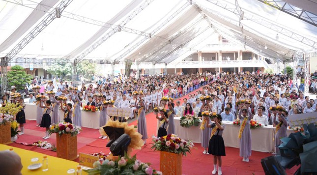 Các em gia đình Phật tử đã dâng hoa cúng dường Các em gia đình Phật tử đã dâng hoa cúng dường