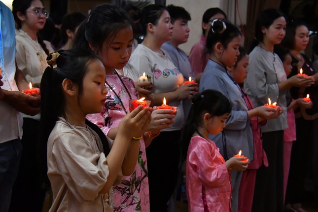 Phật tử trong nghi thức thắp nến cầu nguyện Phật tử trong nghi thức thắp nến cầu nguyện