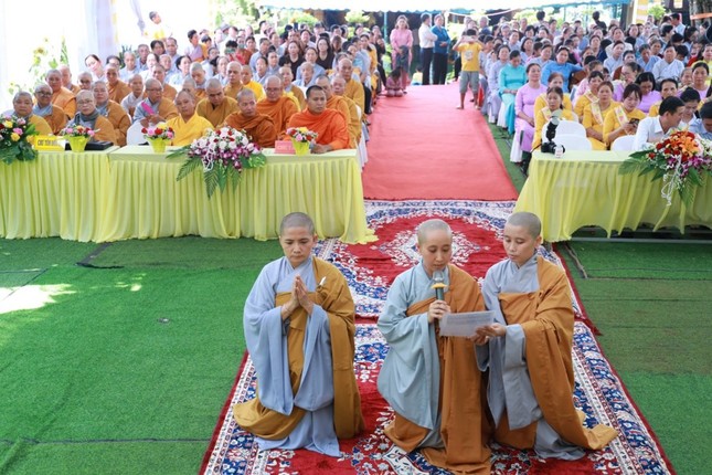 Sư cô Thích nữ Diệu Minh cung đối trước chư tôn đức chứng minh, dâng lời phát nguyện Sư cô Thích nữ Diệu Minh cung đối trước chư tôn đức chứng minh, dâng lời phát nguyện