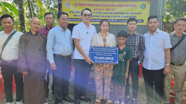 Đại diện các nhà hảo tâm trao hỗ trợ kinh phí xây dựng nhà tình thương
