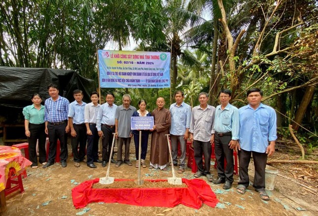 Khởi công và trao bảng ủng hộ kinh phí xây dựng nhà đến hộ nghèo - Ảnh: L.B