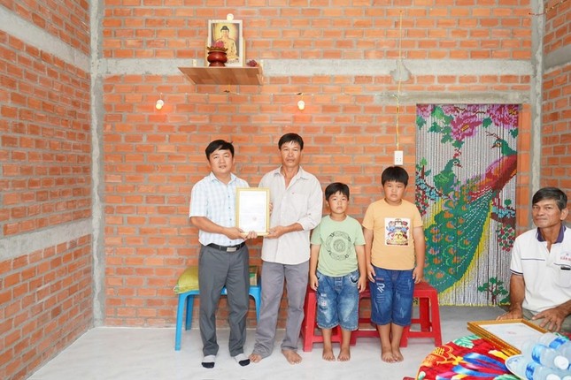 Trao quyết định bàn giao nhà đến ông Nguyễn Minh Tâm Trao quyết định bàn giao nhà đến ông Nguyễn Minh Tâm