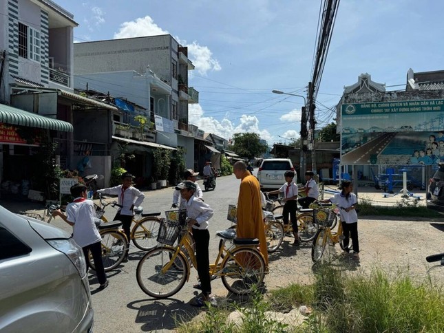 Tặng xe đạp cho học sinh vượt khó học giỏi - Ảnh: TN Tặng xe đạp cho học sinh vượt khó học giỏi - Ảnh: TN