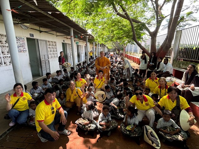Đoàn đã đến Trường Mahaprajapaty (Village Katorwa, Bodhgaya