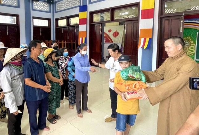 Thượng tọa Thích Thiện Thông, trụ trì chùa Liên Trì đã trao phần quà đến bà con khó khăn