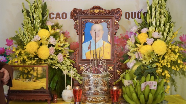 Di ảnh, y bát của Ni trưởng tại Giác linh đài Di ảnh, y bát của Ni trưởng tại Giác linh đài