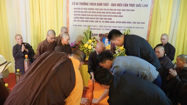 Môn đồ pháp quyến cung thỉnh nhục thân Ni trưởng nhập kim quan Môn đồ pháp quyến cung thỉnh nhục thân Ni trưởng nhập kim quan