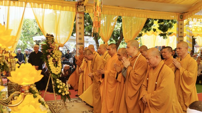 Chư tôn đức viếng tang Ni trưởng Thích Đàm Tuất Chư tôn đức viếng tang Ni trưởng Thích Đàm Tuất