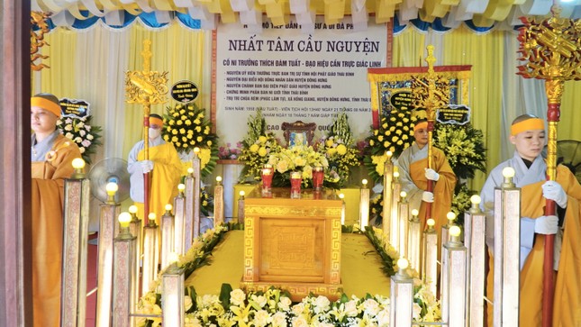 Kim quan Ni trưởng được tôn trí tại Tổ đường chùa Phúc Lâm Kim quan Ni trưởng được tôn trí tại Tổ đường chùa Phúc Lâm