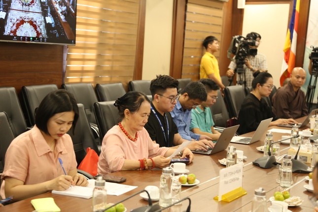 Phóng viên báo, đài tham dự Phóng viên báo, đài tham dự