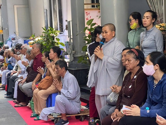 Ni sư Thích nữ Nguyên Xuân thăm hỏi sức khỏe, động viên tinh thần của người dân