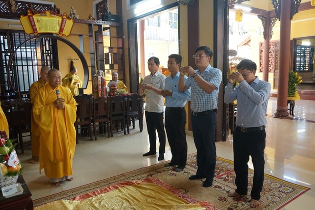 Đại diện các cơ quan dâng hương tưởng niệm Đại diện các cơ quan dâng hương tưởng niệm