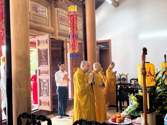 Chư tôn đức dâng hương bạch Phật, bạch Tổ cầu nguyện Chư tôn đức dâng hương bạch Phật, bạch Tổ cầu nguyện