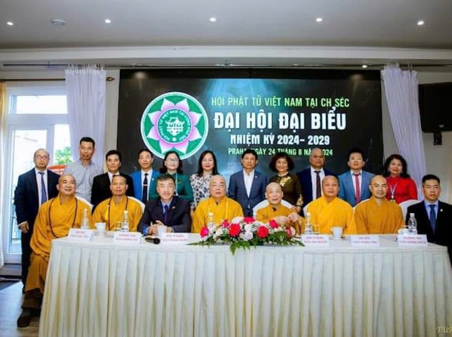 Ban Chấp hành Hội Phật tử VN tại Cộng hòa Séc chụp ảnh lưu niệm cùng chư tôn đức Ban Chấp hành Hội Phật tử VN tại Cộng hòa Séc chụp ảnh lưu niệm cùng chư tôn đức