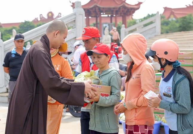 Đại đức Thích Minh Ân chia sẻ món quà đến những người có hoàn cảnh khó khăn Đại đức Thích Minh Ân chia sẻ món quà đến những người có hoàn cảnh khó khăn