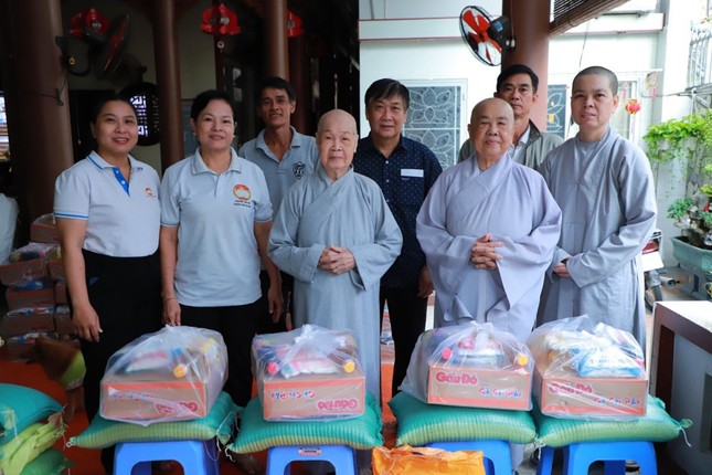 Nhị vị Ni trưởng cùng với đại diện chính quyền P.Tam Phú Nhị vị Ni trưởng cùng với đại diện chính quyền P.Tam Phú