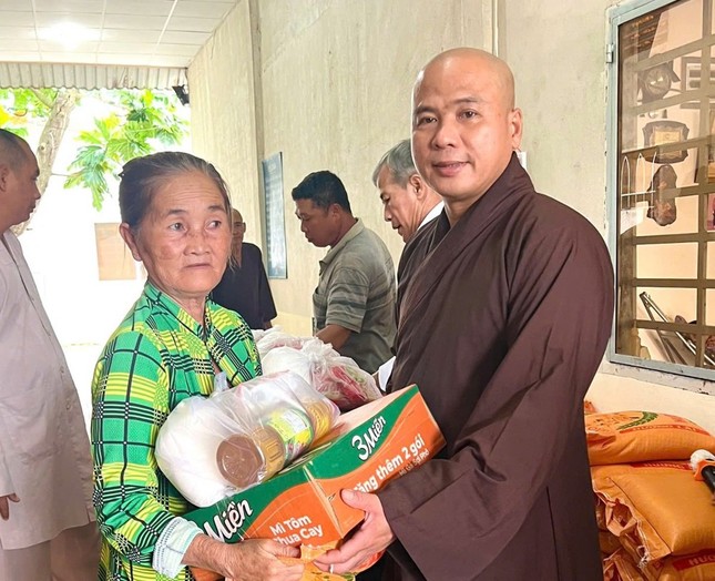 Đại đức Thích Đức Lộc trao quà đến bà con khó khăn Đại đức Thích Đức Lộc trao quà đến bà con khó khăn