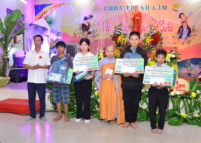 Chùa Thanh Lâm trao học bổng cho học sinh hiếu học Chùa Thanh Lâm trao học bổng cho học sinh hiếu học