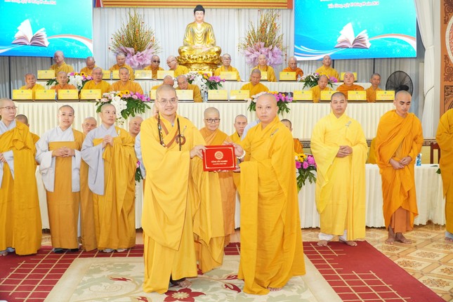 Đại đức Thích Huệ Phát trao Bằng tốt nghiệp đến Tăng sinh