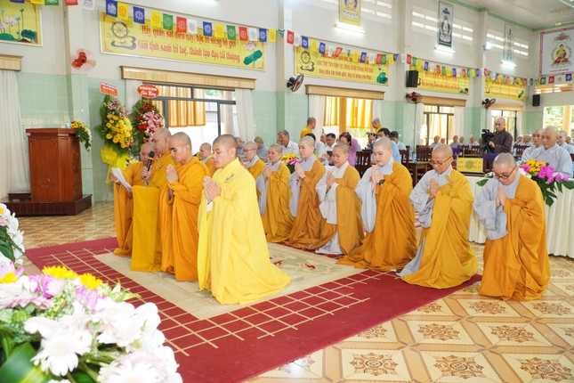 Đại diện Tăng Ni sinh Lớp Cao đẳng Phật học khóa V dâng lời tri ân chư tôn đức Ban Giám hiệu, Ban Giáo thọ, thầy cô giáo