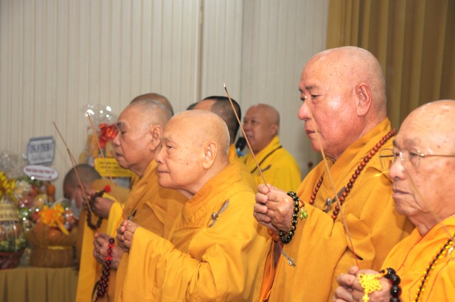 Chư tôn giáo phẩm thắp nén tâm hương tưởng niệm Hòa thượng Thích Huệ Trí Chư tôn giáo phẩm thắp nén tâm hương tưởng niệm Hòa thượng Thích Huệ Trí