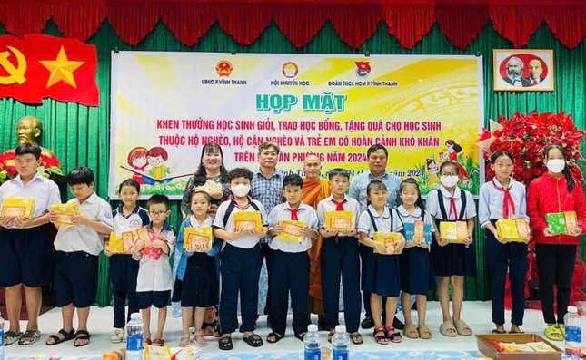 Học sinh và trẻ em nghèo, cận nghèo, trẻ em có hoàn cảnh khó khăn trên địa bàn P.Vĩnh Thanh nhận quà