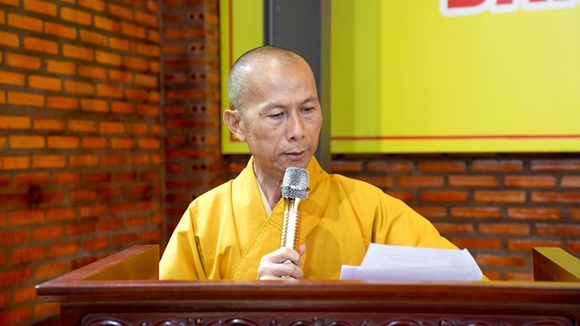 Thượng tọa Thích Phước Dũng báo cáo công tác Phật sự tháng 8