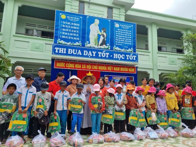 Đoàn trao quà cho học sinh nhân năm học mới