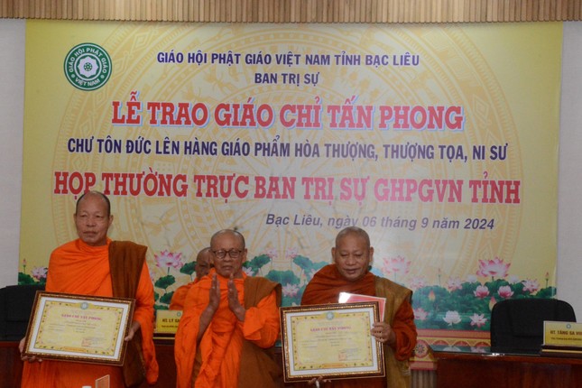 Trao giáo chỉ tấn phong giáo phẩm Hòa thượng
