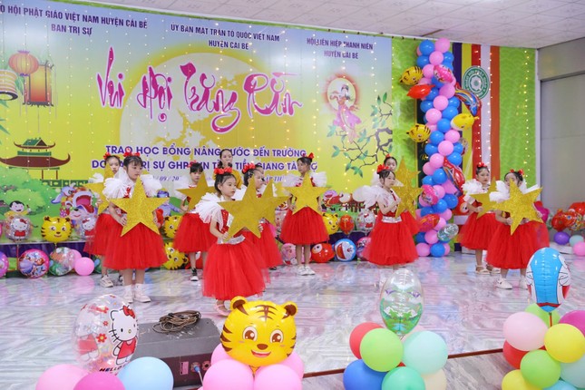 Các tiết mục biểu diễn phục vụ cho các em thiếu nhi vui Tết Trung thu