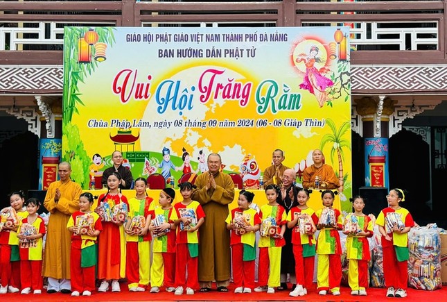 Trao quà trong Tết Trung thu đến các em thiếu nhi Trao quà trong Tết Trung thu đến các em thiếu nhi