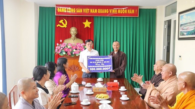 Thượng tọa Thích Minh Trí, Trưởng ban Trị sự Phật giáo TP.Biên Hòa đã trao bảng ủng hộ học bổng cho học sinh khó khăn