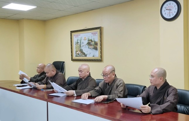 Chư tôn đức tham dự buổi họp thảo luận công tác tổ chức đêm trung thu