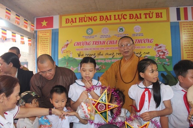 Ban Tổ chức tặng bánh kẹo và lồng đèn cho các em thiếu nhi Ban Tổ chức tặng bánh kẹo và lồng đèn cho các em thiếu nhi