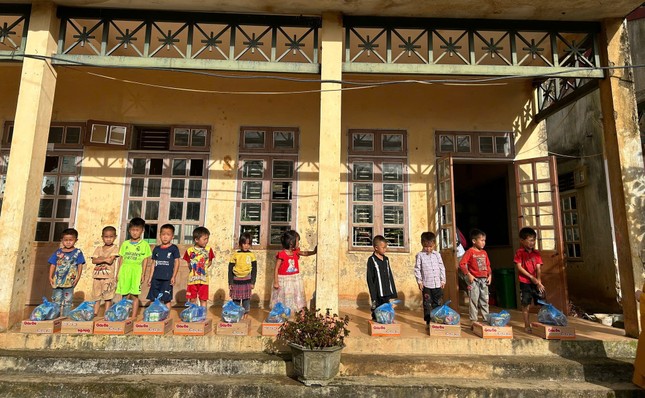 Các em học sinh được nhận quà của đoàn