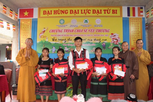 Thượng tọa Thích Quảng Tuấn trao học bổng cho học sinh, sinh viên người đồng bào dân tộc Thượng tọa Thích Quảng Tuấn trao học bổng cho học sinh, sinh viên người đồng bào dân tộc