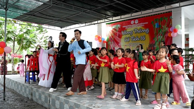 Các em học sinh thưởng thức các tiết mục văn nghệ Các em học sinh thưởng thức các tiết mục văn nghệ