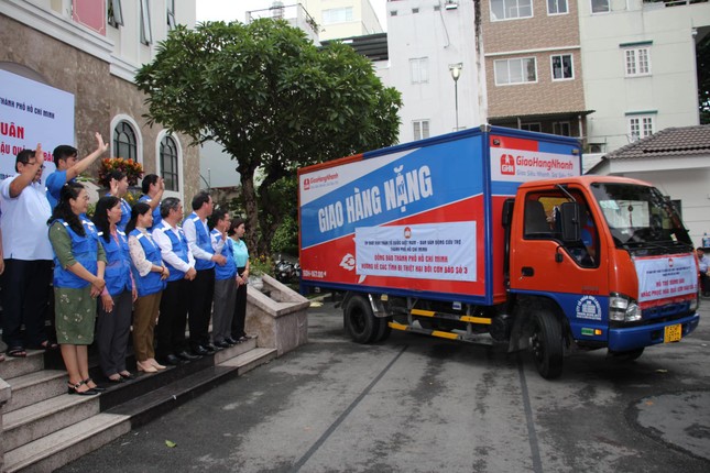 10 chuyến xe trong đợt đầu tiên chở 30 tấn hàng hóa, thực phẩm các loại đến với đồng bào miền Bắc - Ảnh: MTTQVN TP