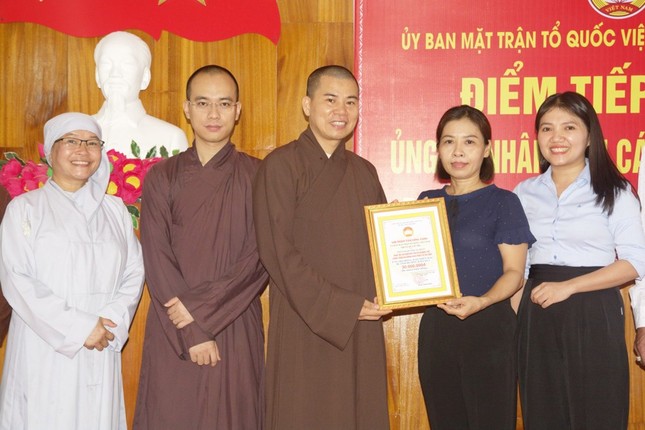 Đại đức Thích Tâm Quang nhận thư cảm ơn của đại diện Ủy ban MTTQVN TX.Quảng Trị Đại đức Thích Tâm Quang nhận thư cảm ơn của đại diện Ủy ban MTTQVN TX.Quảng Trị