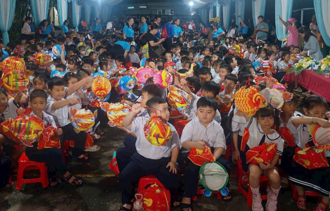 Các em thiếu nhi, học sinh vui Tết Trung thu Các em thiếu nhi, học sinh vui Tết Trung thu