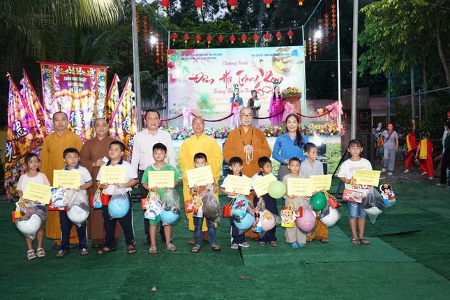 Trao học bổng cho học sinh Trao học bổng cho học sinh