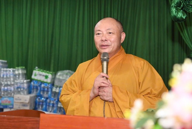 Thượng tọa Thích Tâm Định động viên bà con vượt qua khó khăn