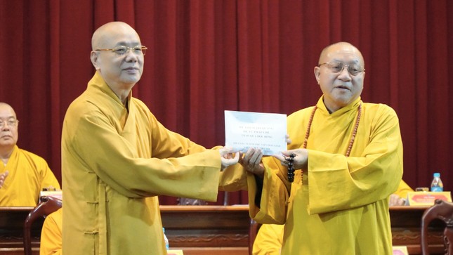 Hoà thượng Thích Gia Quang đại lao cho Đức Pháp chủ GHPGVN trao quà tới Học viện