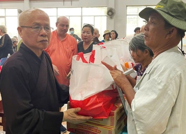 Hòa thượng Thích Chơn Nguyên trao quà đến người khiếm thị khó khăn Hòa thượng Thích Chơn Nguyên trao quà đến người khiếm thị khó khăn