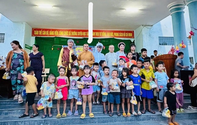 Các em nhỏ được vui Tết Trung thu Các em nhỏ được vui Tết Trung thu