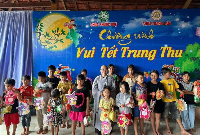 Sư cô Thích nữ Đức Tâm, trụ trì chùa Phước Huệ trao quà trung thu cho các em thiếu nhi Sư cô Thích nữ Đức Tâm, trụ trì chùa Phước Huệ trao quà trung thu cho các em thiếu nhi