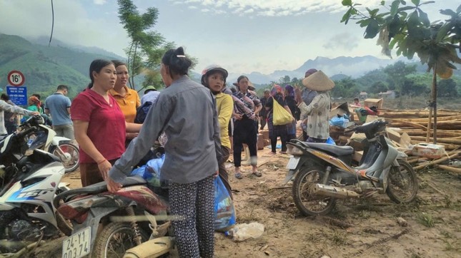 Bà con vùng lũ H.Bảo Thắng đến nhận quà